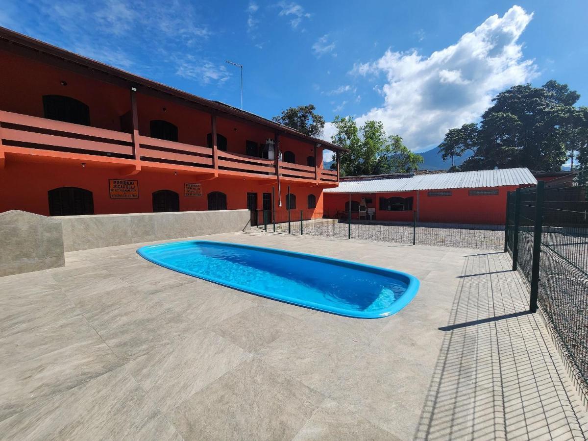 Maranduba Beachside Kitnet: Poolside Retreat with AC & Wi-Fi Ubatuba Exterior photo
